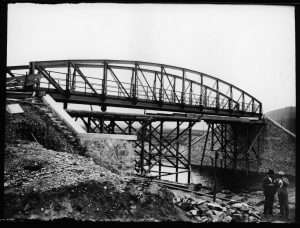 Stavba železničního mostu na Císařský ostrov začátkem 20. století. Pramen: ŘVC