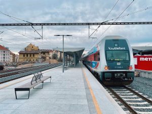 Nové 4. nástupiště na nádraží Vršovice bylo postaveno pro městskou a příměstskou dopravu. Pramen: ROPID