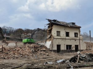 Demolice výpravní budovy v Praze - Vysočanech. Foto: Správa železnic