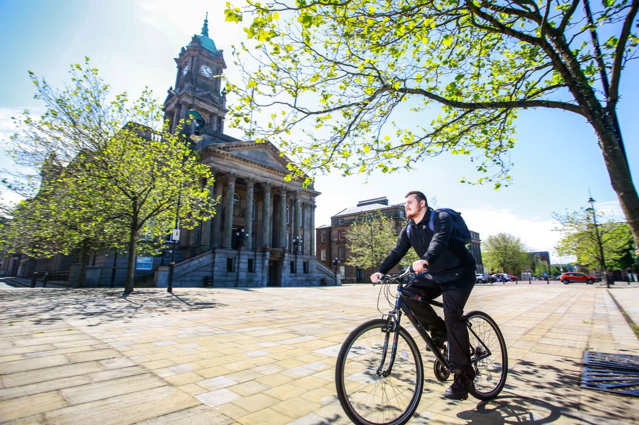 Cyklista v Liverpoolu. Foto: Mersey Travel