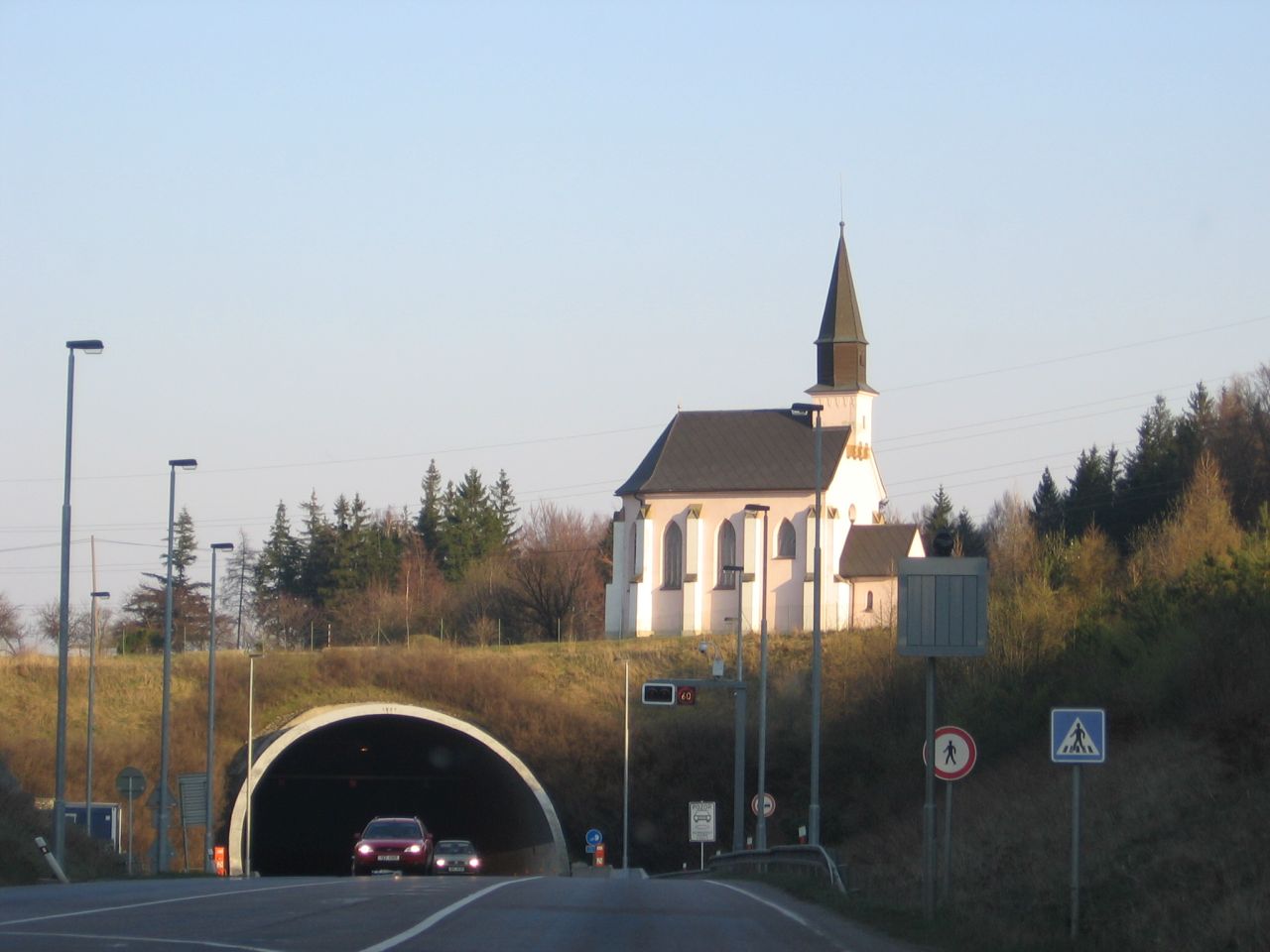 Západní portál Hřebečského tunelu. Foto: Radek Bartoš / Wikimedia Commons