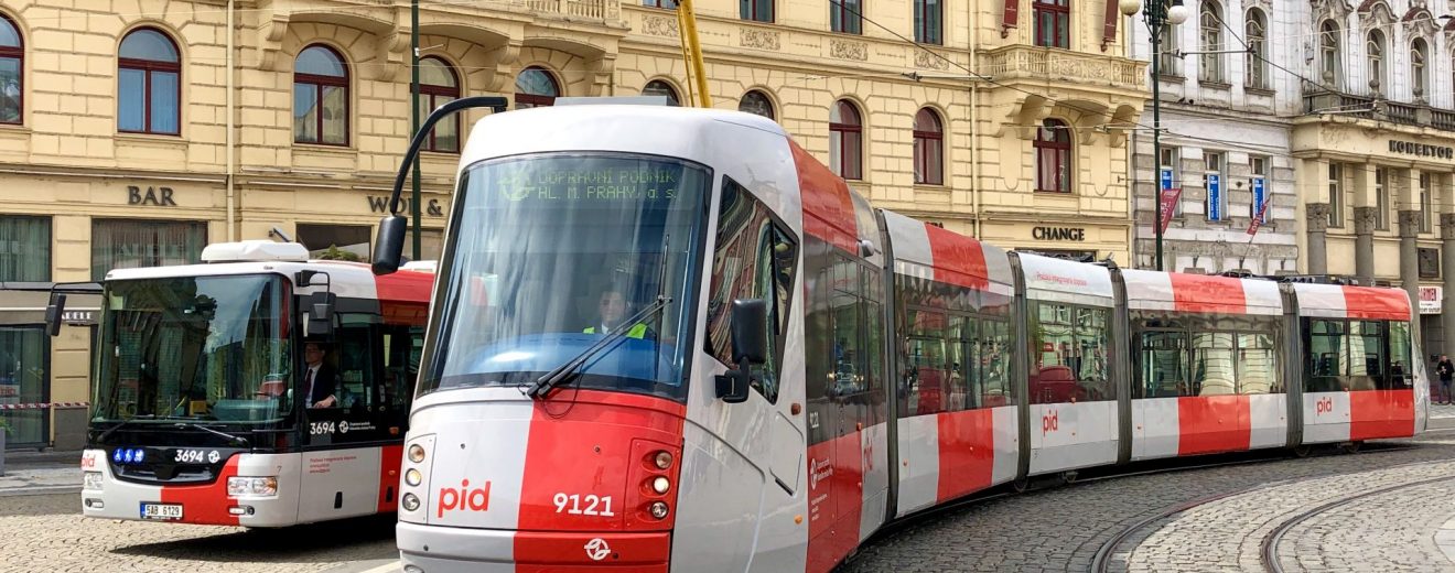 Tramvaj 14T a autobus SOR NB 12 v nových barvách PID. Autor: DPP/Daniel Šabík