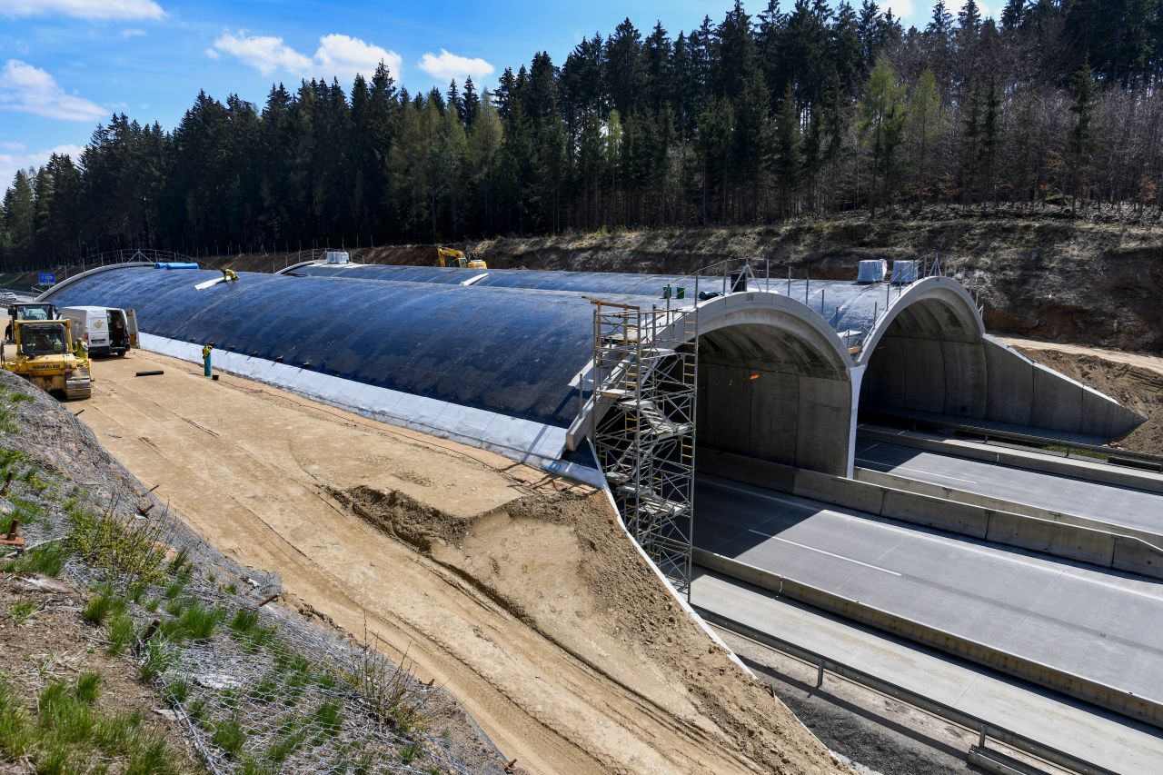 Práce na ekoduktu na D1. Foto: Skanska