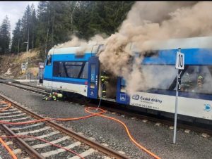 Požár RegioSpideru v Harrachově. Pramen: Správa železnic