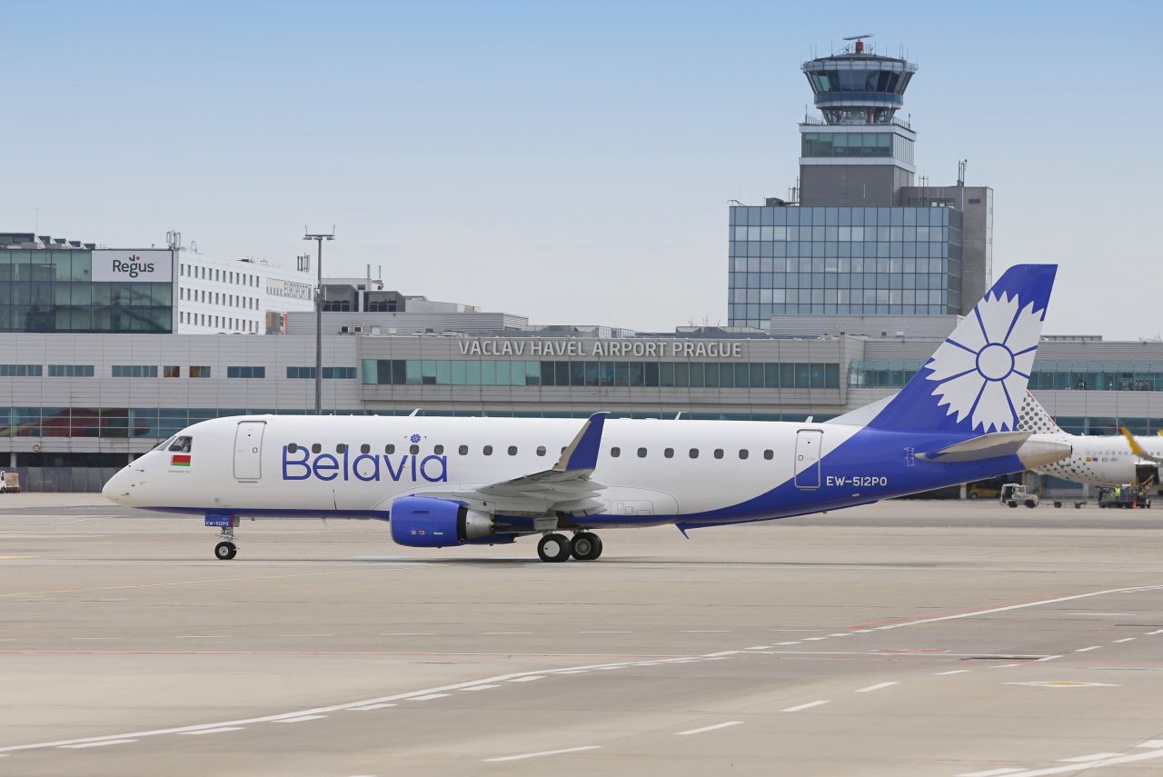 Embraer E175 v barvách Belavie v Praze. Foto: Letiště Praha