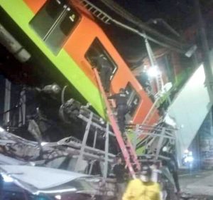Pod soupravou metra v Mexiku se zřítil most. Pramen: twitter/SUUMA Voluntarios