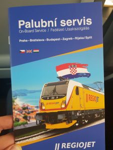 Průvodce palubním servisem vlaku RegioJetu do Chorvatska. Foto: Jan Sůra / Zdopravy.cz