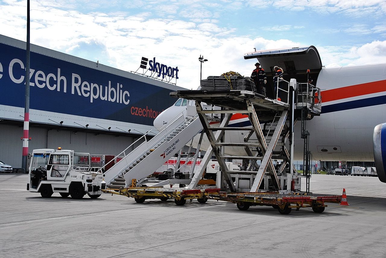 Odbavení nákladního letadla v areálu Skyport. Foto: Skyport