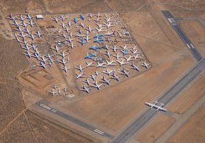 Letoun Stratolaunch na ranveji letiště v Mohavské poušti. Jeho velikost dobře vyniká v porovnání s odstavenými letadly. Foto: Stratolaunch