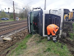 Nehoda nákladního automobilu u České Třebové, při které došlo k vysypání kameniva na kolejiště. Foto: Drážní inspekce