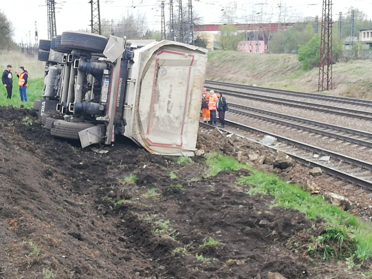 Nehoda nákladního automobilu u České Třebové, při které došlo k vysypání kameniva na kolejiště. Foto: Drážní inspekce