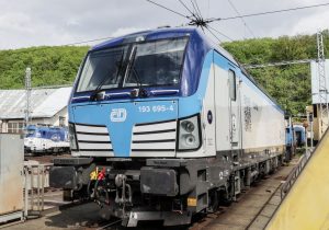 Lokomotiva Siemens Vectron v reklamním polepu Českých drah. Foto: ČD