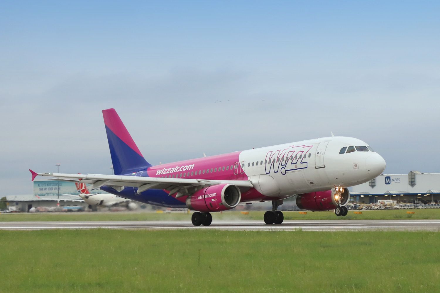 Airbus A320 společnosti Wizz Air v Praze. Foto: Letiště Praha