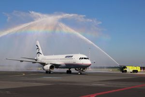 Airbus A320 společnosti Aegean Airlines po příletu do Prahy. Foto: Letiště Praha