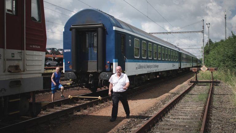 Lůžkové vozy vyslaly do Hrušek i České dráhy, u Fikáčka přespává přes ...