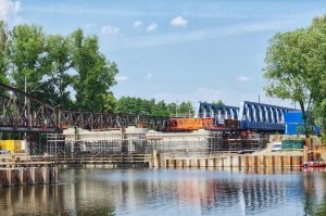 Vysouvání nového železničního mostu přes Labe u Čelákovic. Foto: Správa železnic