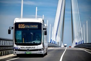 Elektrobus BYD na mostě přes Dunaj mezi Slovenskem a Maďarskem. Foto: BYD Europe