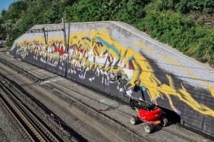 Opěrná zeď na trati mezi Smíchovem a Radotínem. Pramen: Správa železnic