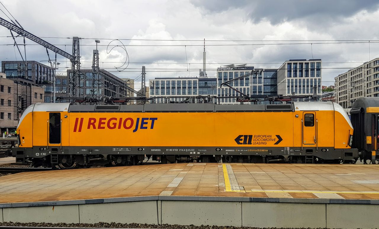 Lokomotiva Siemens Vectron v barvách RegioJetu. Foto: Jan Sůra / Zdopravy.cz