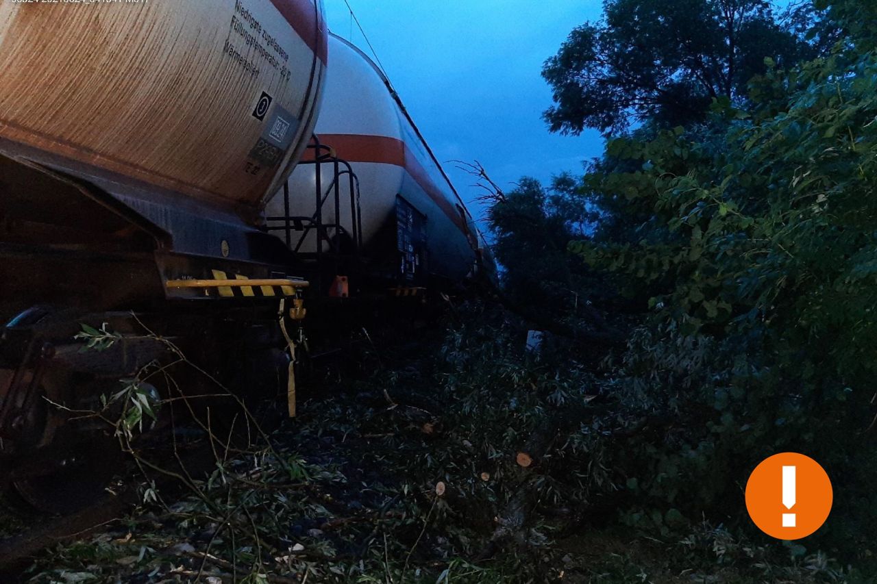 Poškozená železniční trať po silném větru. Foto: Správa železnic