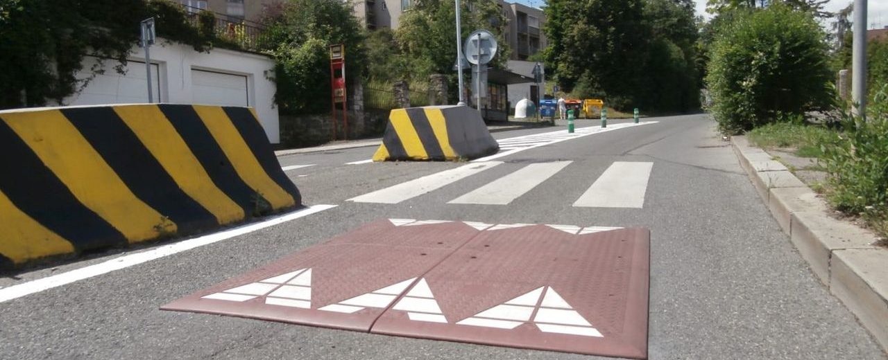 Zpomalovací pryžové prahy v Říčanech. Foto: ricany.cz