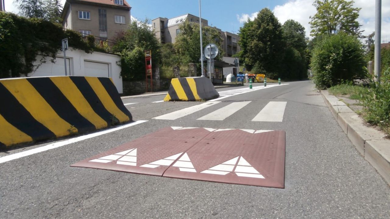 Řidiče při vjezdu do zóny s nižší rychlostí zpomalí pryžové polštáře. Foto: ricany.cz