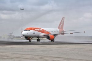 Přílet Airbusu A319 společnosti easyJet z Barcelony do Prahy. Foto: Letiště Praha