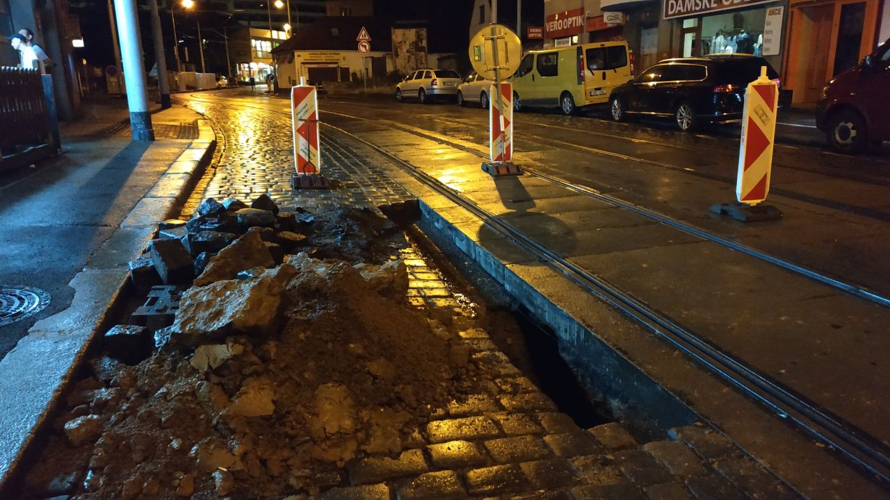 Závada tramvajového podloží v ulici Ke Stírce. Foto: DPP