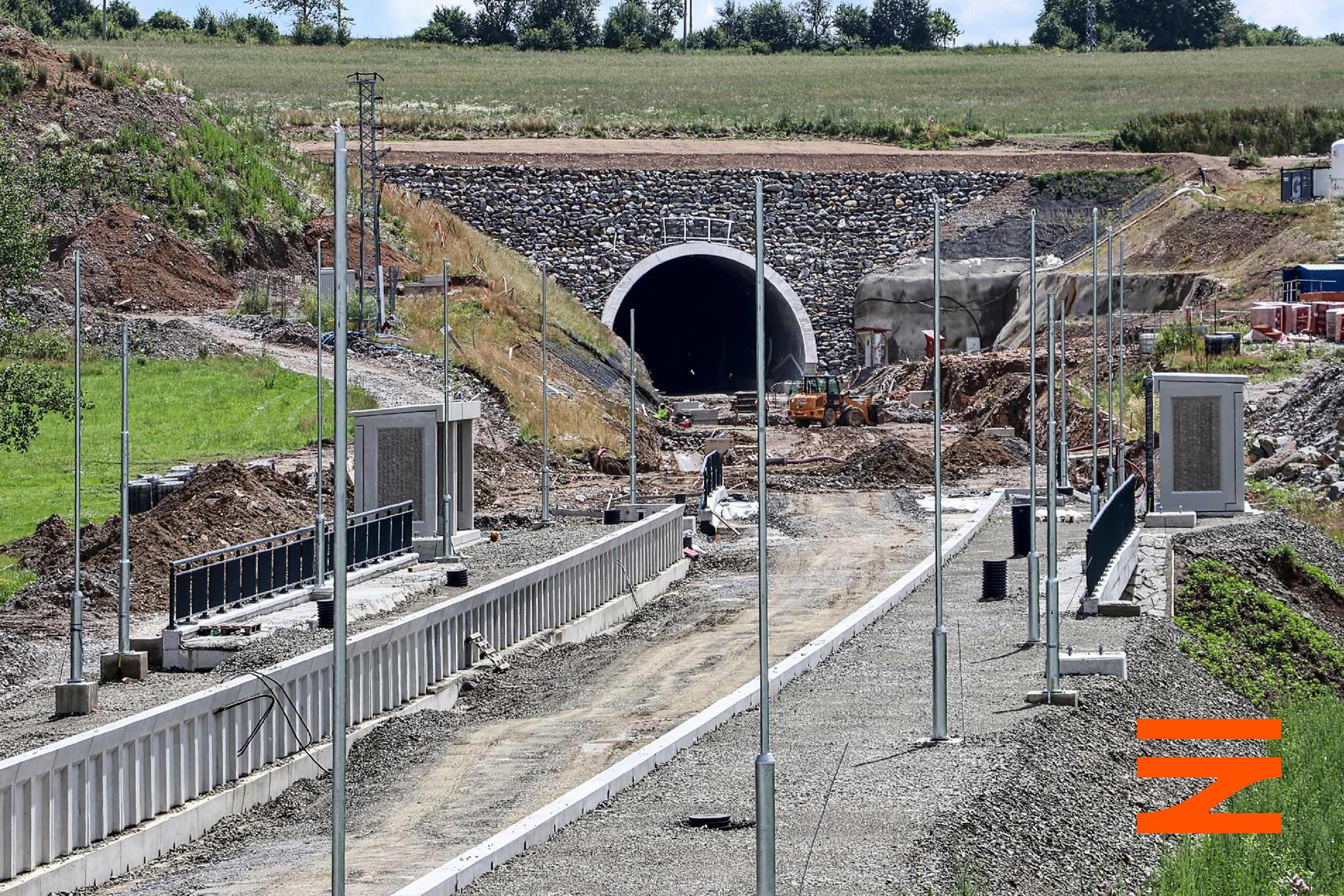 Pohled na zastávku Střezimíř a portál tunelu Mezno (léto 2021). Pramen: Správa železnic
