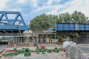 Nasouvání nové mostní konstrukce přes Labe v Čelákovicích. Foto: Správa železnic