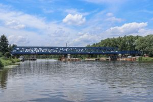 Nasouvání nové mostní konstrukce přes Labe v Čelákovicích. Foto: Správa železnic