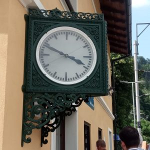Unikátní peronové hodiny v Dolním Žlebu. Pramen: Správa železnic