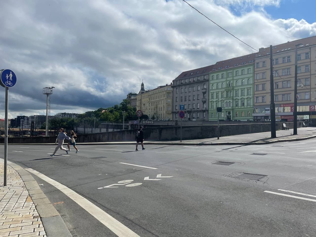 Přecházení magistrály z Václavského náměstí do Vinohradské. Foto: FB Adama Scheinherra