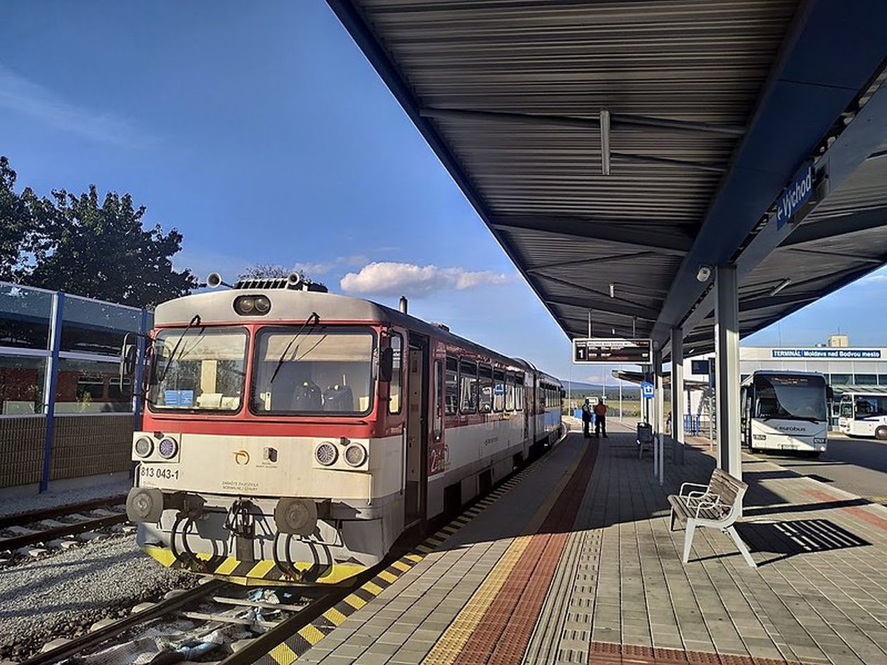 Motorový vůz 813 ve stanici Moldava nad Bodvou. Foto: Jakub0606 / Wikimedia Commons