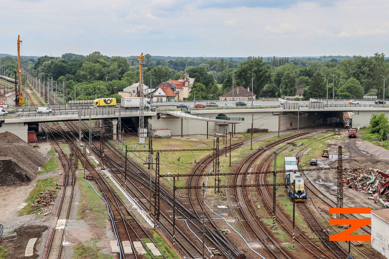 Výjezd z pardubického hlavního nádraží na Prahu a do Rosic nad Labem (vpravo). Foto: Správa železnic