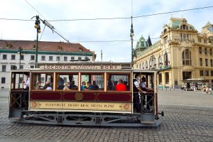 130. výroèí zahájení provozu první elektrické tramvaje v ÈR: slavnostní prùvod historických, muzejních i souèasných tramvají Prahou.