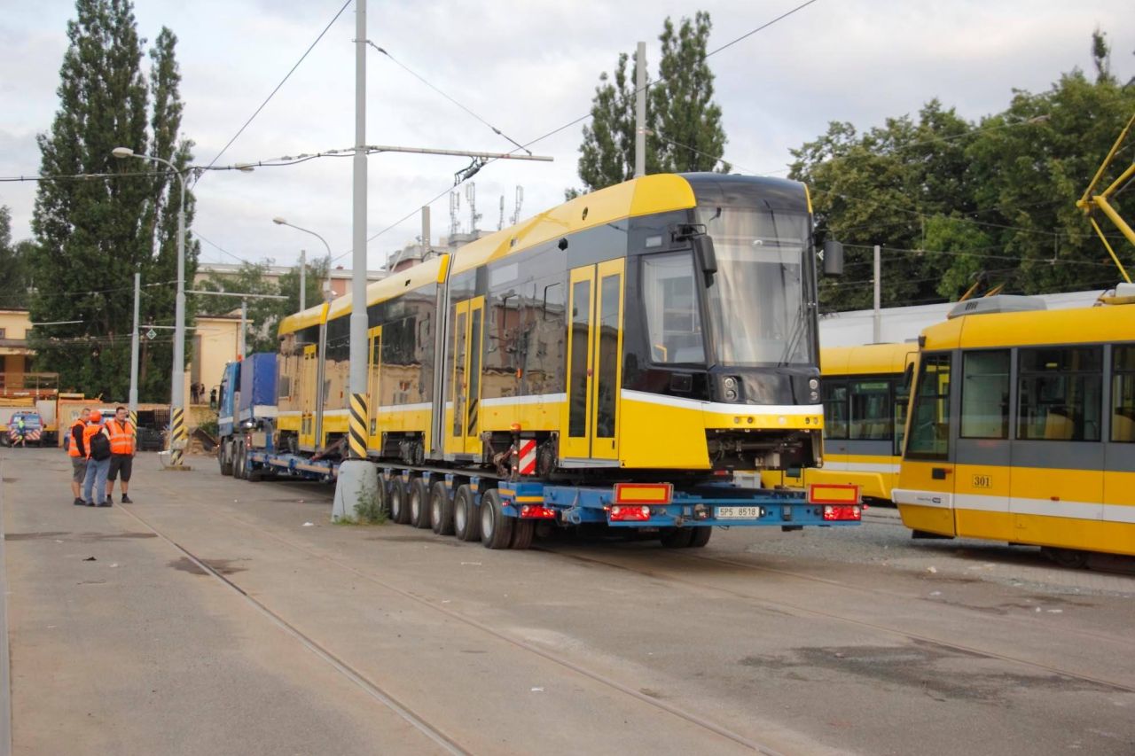 Přeprava tramvaje 40T do vozovny Slovany v Plzni. Foto: APB - Plzeň