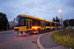 Přeprava tramvaje 40T do vozovny Slovany v Plzni. Foto: APB - Plzeň