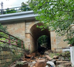 Poškozený most po povodni v Dolním Žlebu, který zcela paralyzoval nákladní dopravu do Německa. Foto: Správa železnic