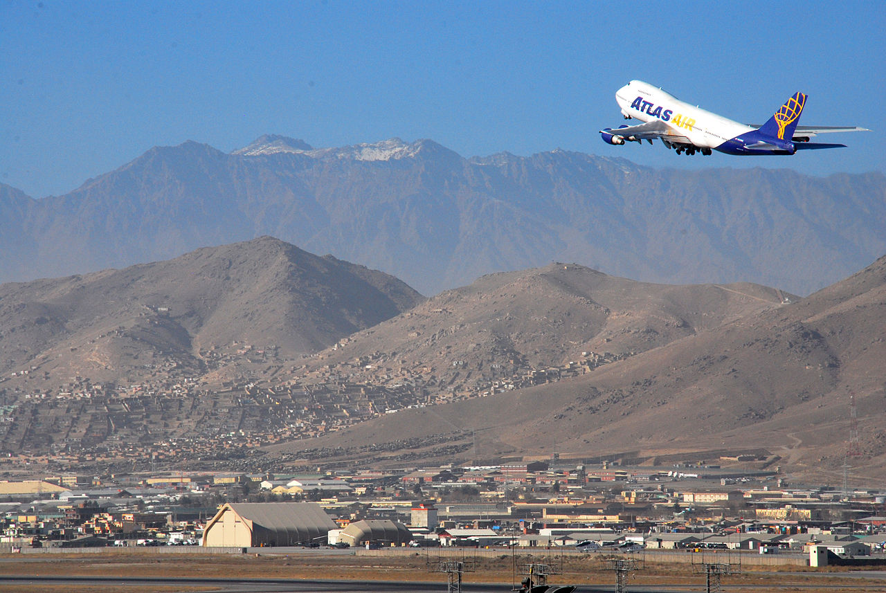 Odlet letadla Atlas Air z letiště Kábul. By Eliezer Gabriel (via ISAF Headquarters Public Affairs Office) https://commons.wikimedia.org/w/index.php?curid=14716673