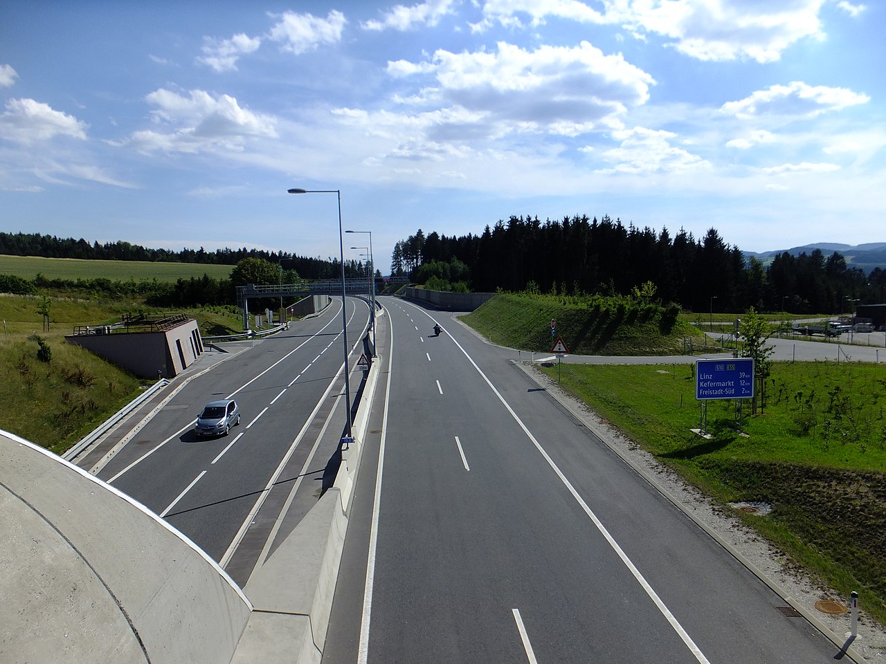 Rychlostní silnice S10 z nadjezdu poblíž Manzenreithu. Autor: Miloš Hlávka – Vlastní dílo, CC BY-SA 4.0, https://commons.wikimedia.org/w/index.php?curid=74446019