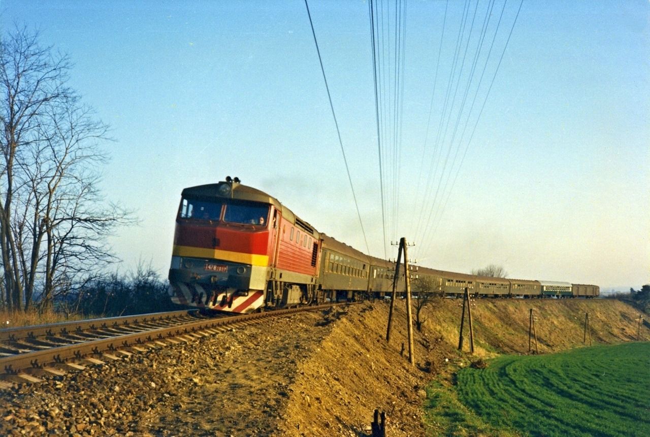 Rychlík ze Znojma do Prahy u Moravských Budějovic 1. 4. 1990 (autor M. Večeř)