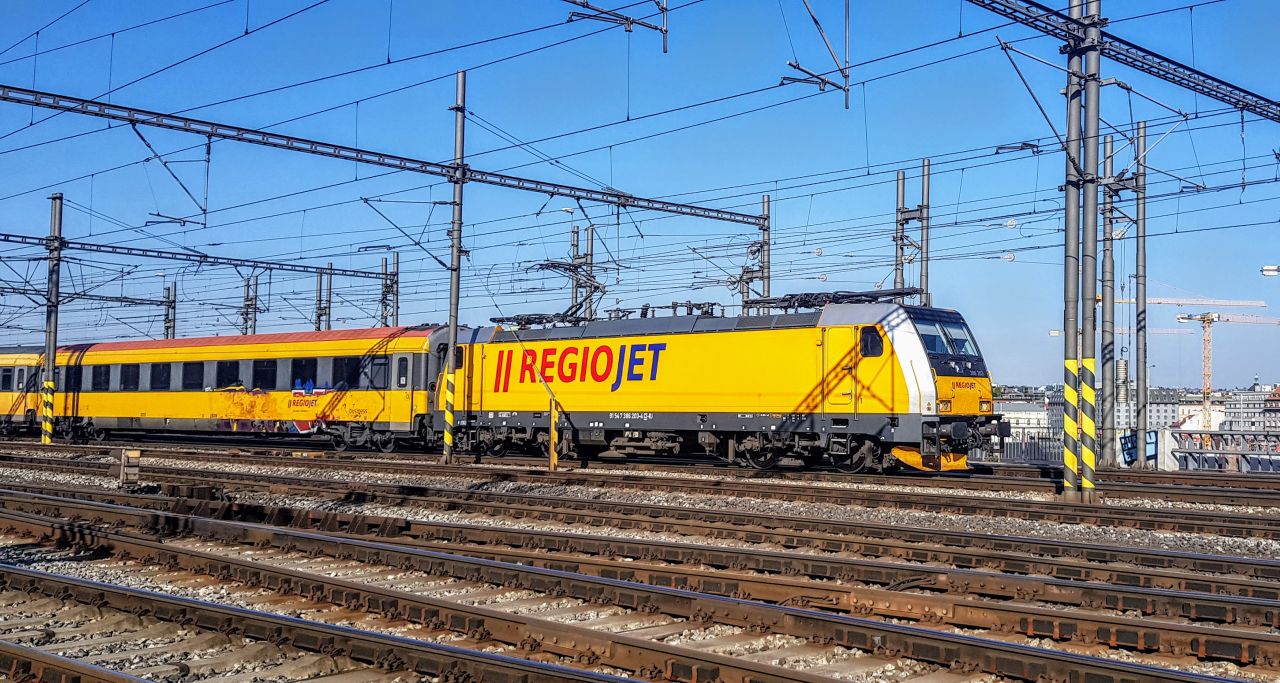 Lokomotiva Bombardier TRAXX MS2 v čele vlaku RegioJet odjíždí ze stanice Praha hlavní nádraží. Foto: Jan Sůra / Zdopravy.cz