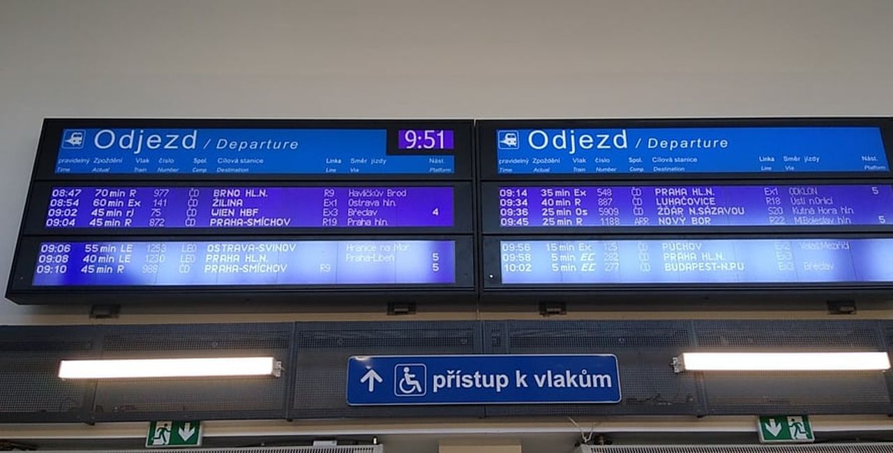 Tabule s odjezdy vlaků v Kolíně. Foto: Petr Šolta