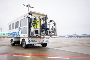 Ambulift pro nástup cestujících s omezenou pohyblivostí do letadla. Foto: Letiště Praha