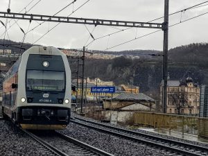 Osobní vlak na trati z Ústí nad Labem do Lovosic. Foto: Jan Sůra / Zdopravy.cz