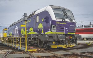 Lokomotiva Siemens Vectron 383.110 v polepu připomínající Evropský rok železnice. Foto: Matúš Vavrek / ZSSK