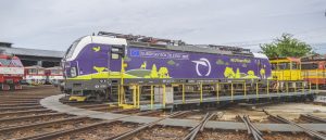 Lokomotiva Siemens Vectron 383.110 v polepu připomínající Evropský rok železnice. Foto: Matúš Vavrek / ZSSK