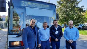Řidič Miroslav Lerch (druhý zleva) řídí trolejbusy v brněnské MHD už 50 let. (13. 9. 2021). Pramen: DPMB