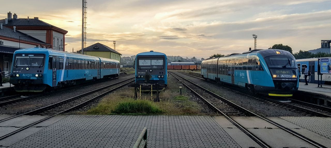 Jednotky 845 a 628 společnosti Arriva vlaky v Turnově. Foto: Jan Sůra / Zdopravy.cz
